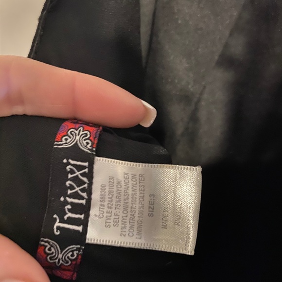 Black Knee-Length Dress - Picture 2 of 3